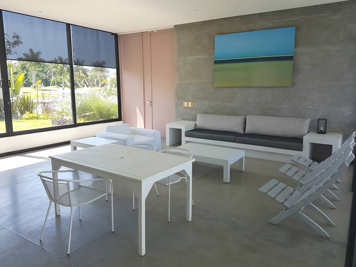 Sala de estar con vista al jardín